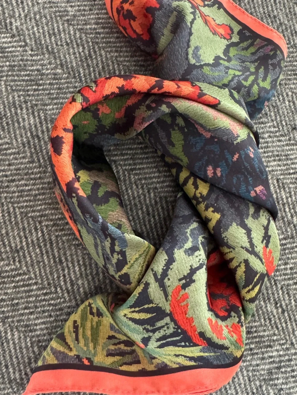 NWOT, SILK SCARF IN BEAUTIFUL TAPESTRY LANDSCAPE PRINT